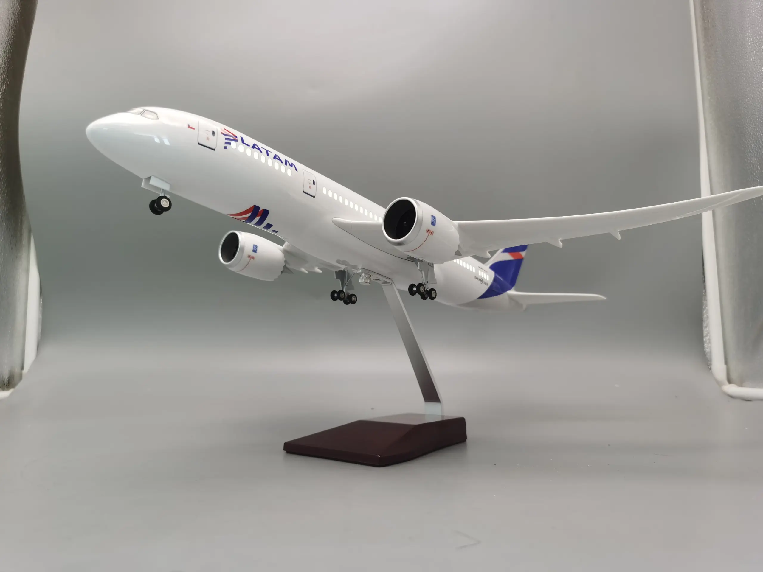 Boeing 787 Diecast Resin Model with LED Light 6 Boeing 787 Diecast Resin Model with LED Light - Image 6