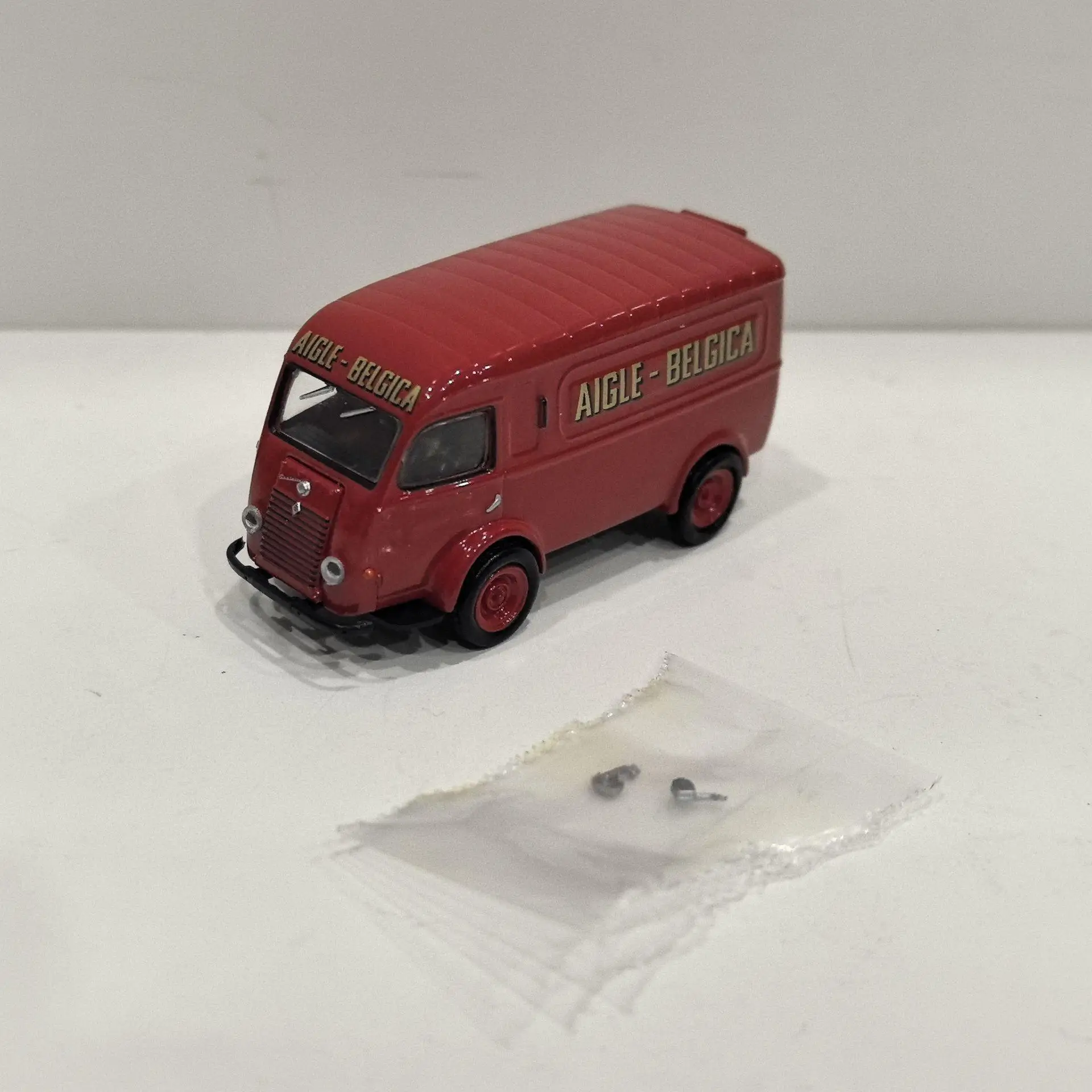 Vintage Renault Van Model 1:87 Scale 4 Vintage Renault Van Model 1:87 Scale - Image 4