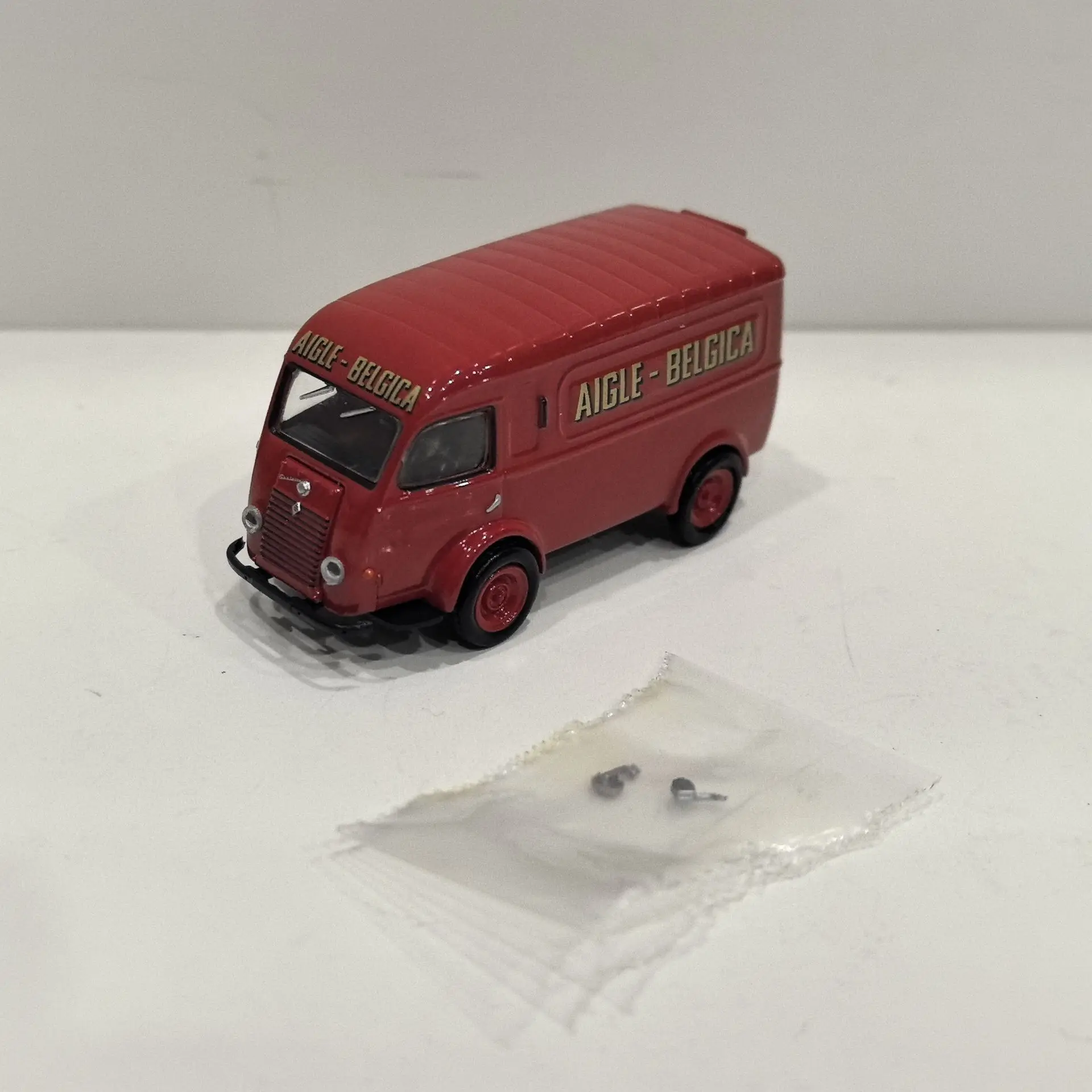 Vintage Renault Van Model 1:87 Scale 8 Vintage Renault Van Model 1:87 Scale - Image 8