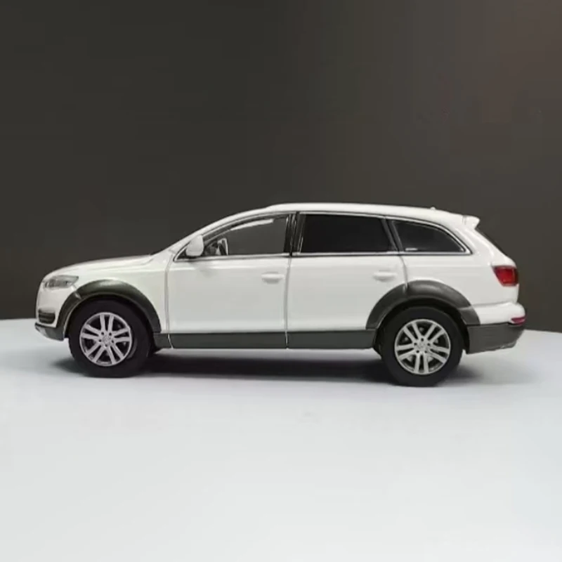 1:64 Scale Q7 Diecast Model for Collectors 5 1:64 Scale Q7 Diecast Model for Collectors - Image 5