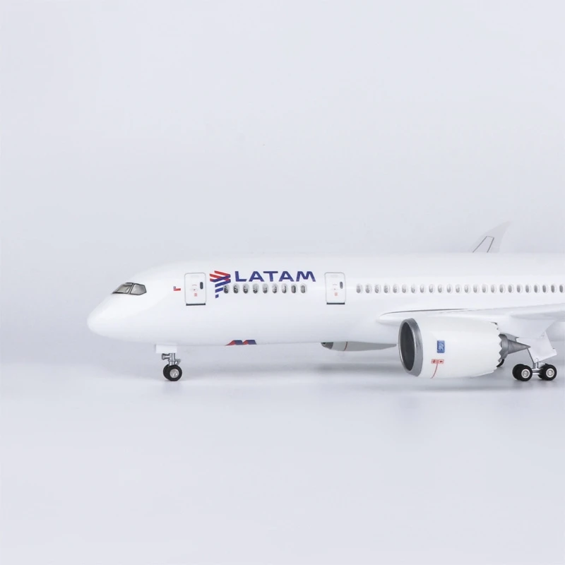 Dreamliner B787 1:150 Scale Diecast Model with LED 6 Dreamliner B787 1:150 Scale Diecast Model with LED - Image 6