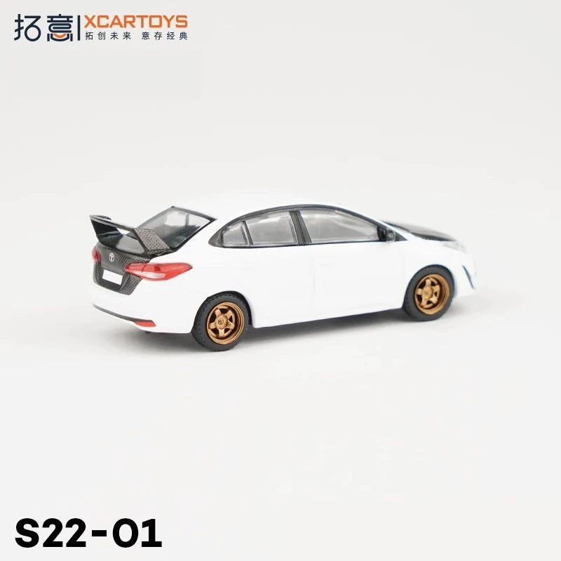 Diecast S22-01 Model Car in White and Black 4 Diecast S22-01 Model Car in White and Black - Image 4