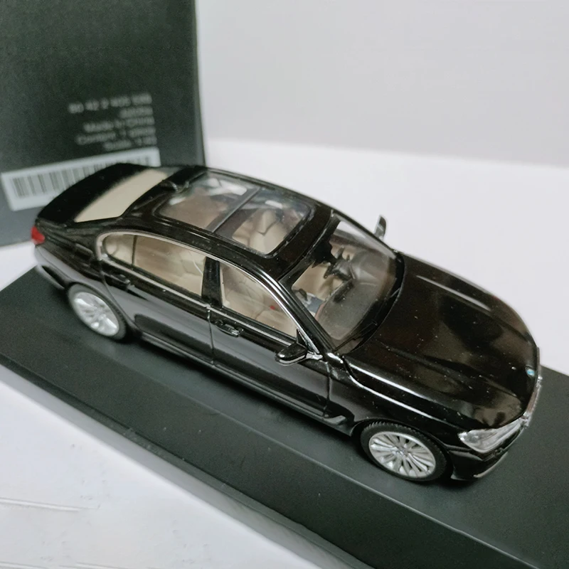 Luxury 1/43 Scale BMW 750Li Alloy Model Car 5 Luxury 1/43 Scale BMW 750Li Alloy Model Car - Image 5