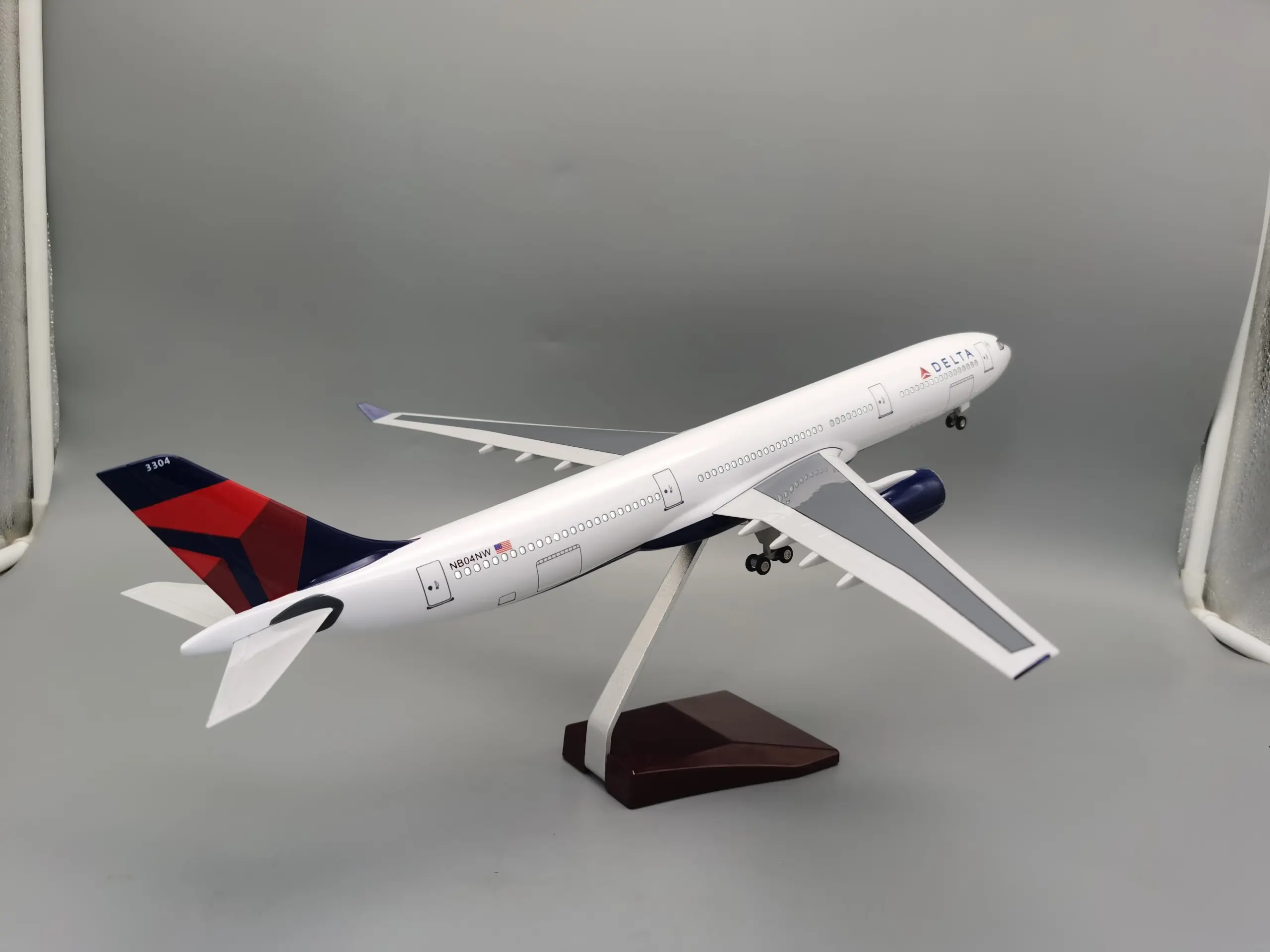 Airbus A330 1:135 Scale Collector Model 5 Airbus A330 1:135 Scale Collector Model - Image 5