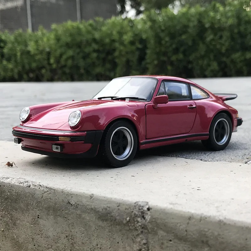 White 1:24 Diecast Porsche 911 Turbo Model 2 White 1:24 Diecast Porsche 911 Turbo Model - Image 2
