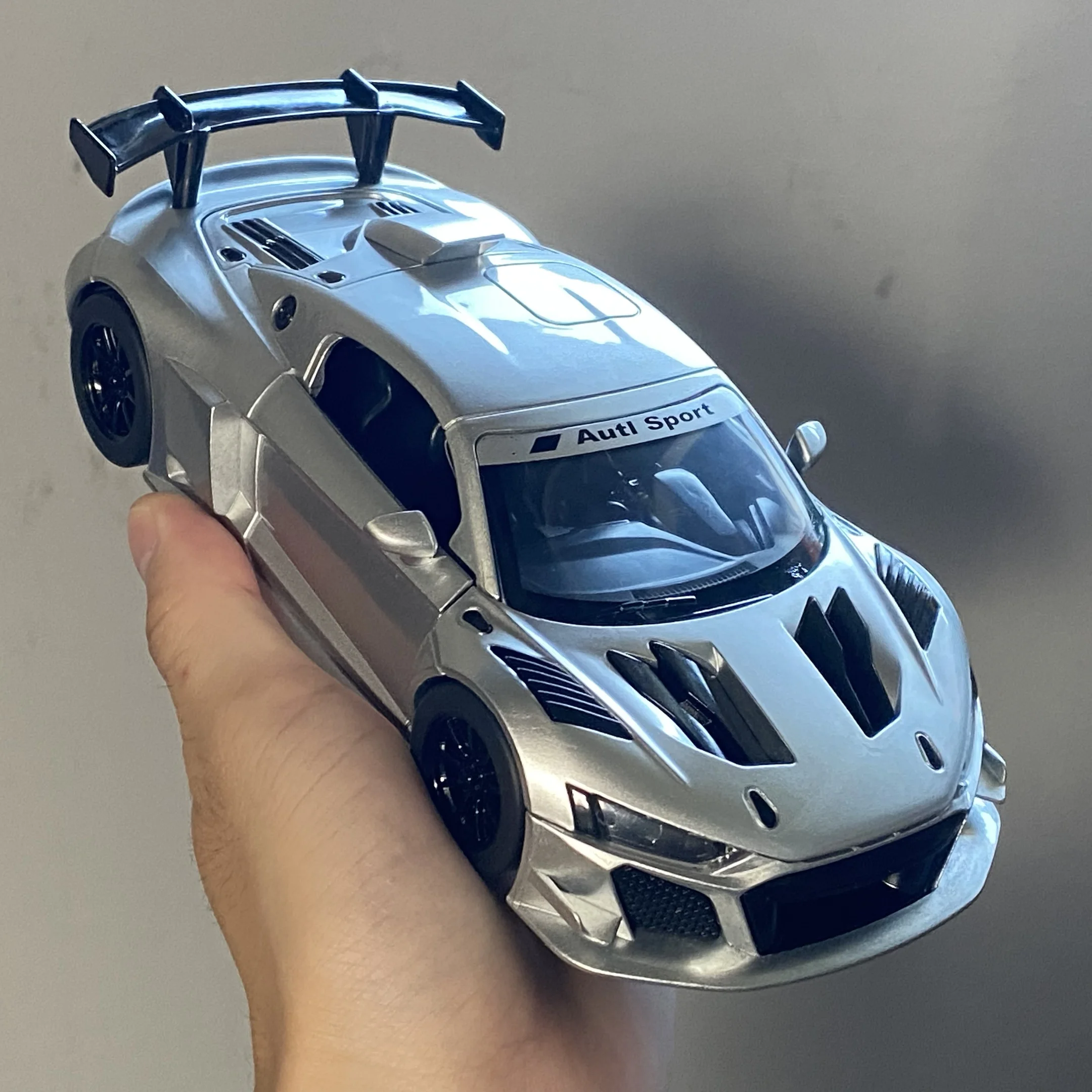 1:24 R8 LMS GT2 Diecast Model with Sound 2 1:24 R8 LMS GT2 Diecast Model with Sound - Image 2