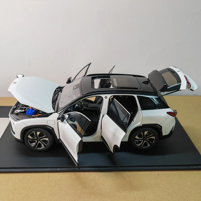 White NIO ES6 SUV 1:18 Scale Model Collection 4 White NIO ES6 SUV 1:18 Scale Model Collection - Image 4