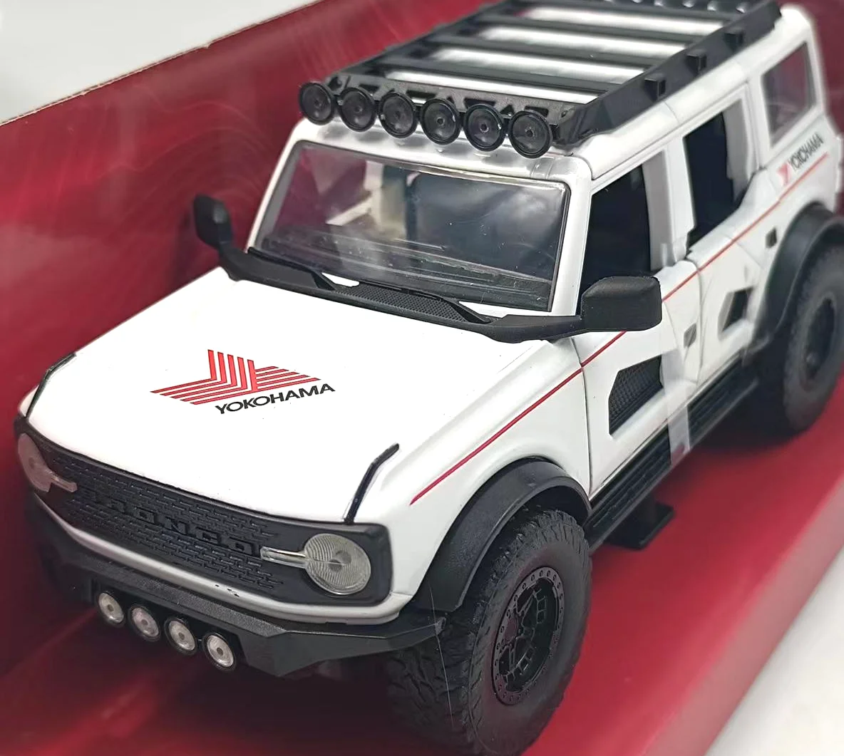 2021 Ford Bronco 1:24 Diecast Model in Silver 6 2021 Ford Bronco 1:24 Diecast Model in Silver - Image 6