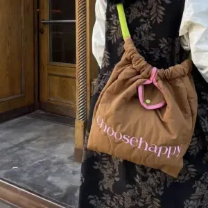 Brown Quilted Tote Bag with Pink Details 11 S550e66e15a2442bab5e1b864e845e702W