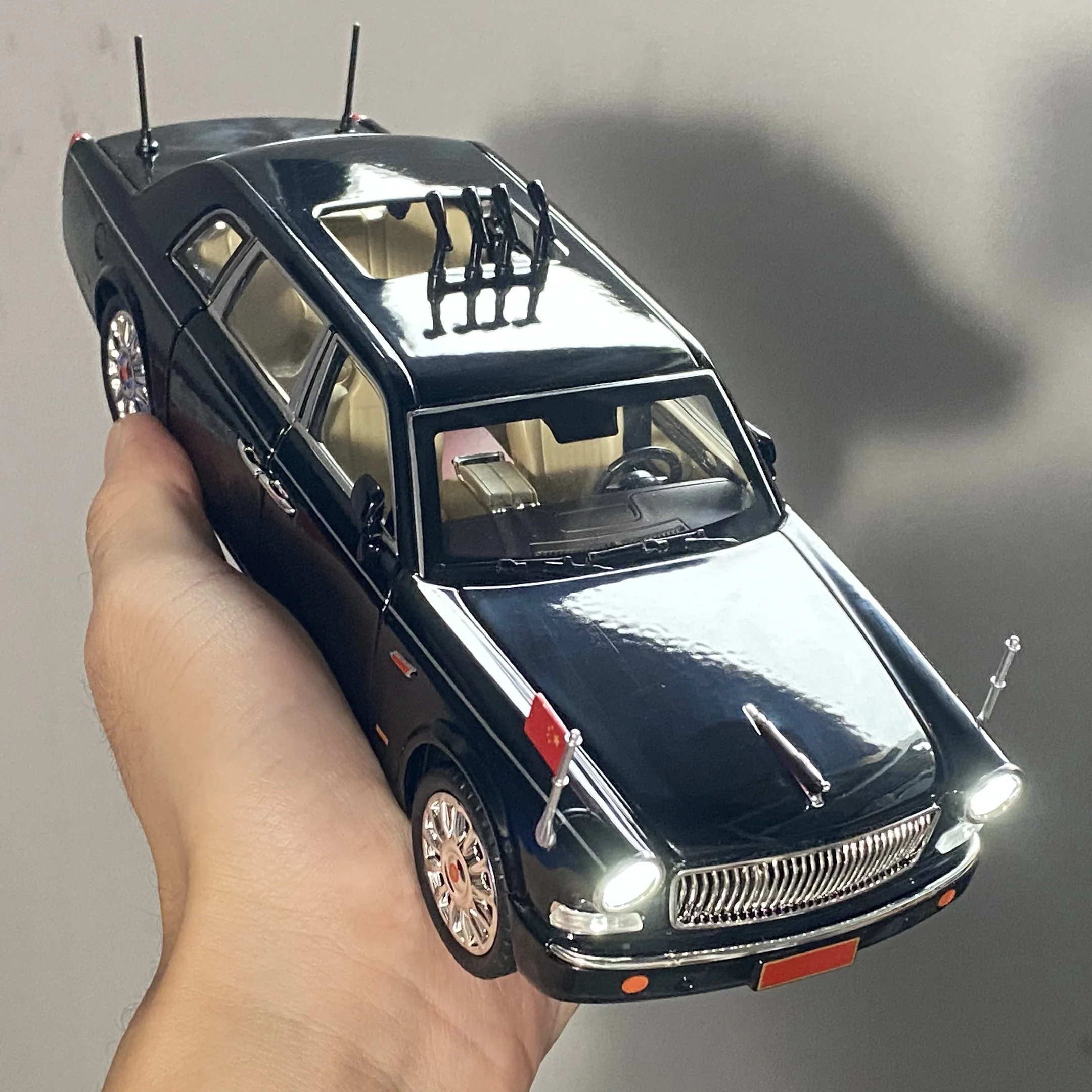 1:24 Scale Luxury Diecast Car Model 5 1:24 Scale Luxury Diecast Car Model - Image 5