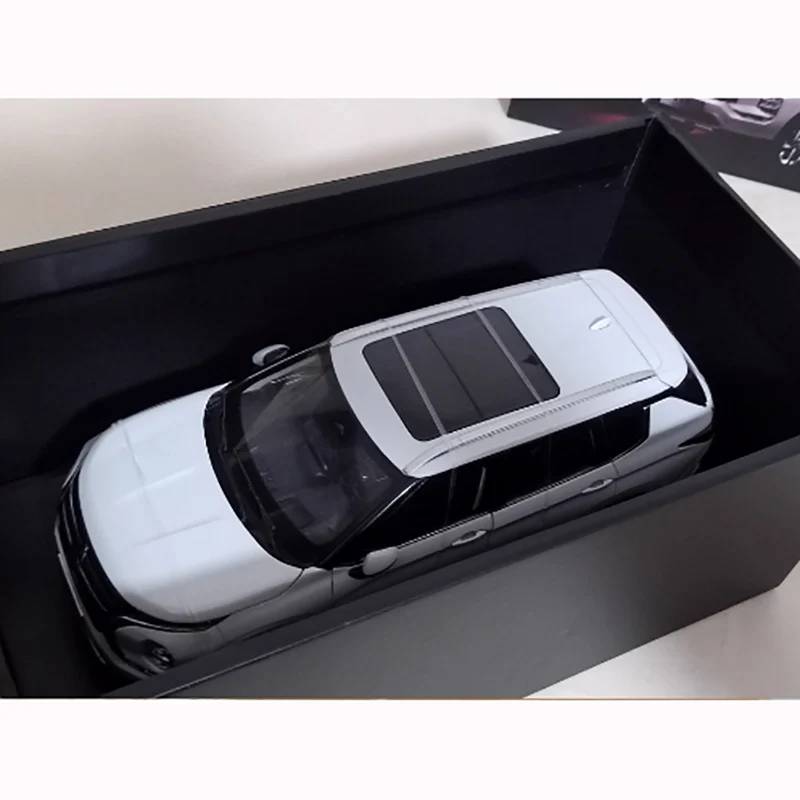 2023 Outland White Alloy Car Model 1:18 Scale 5 2023 Outland White Alloy Car Model 1:18 Scale - Image 5