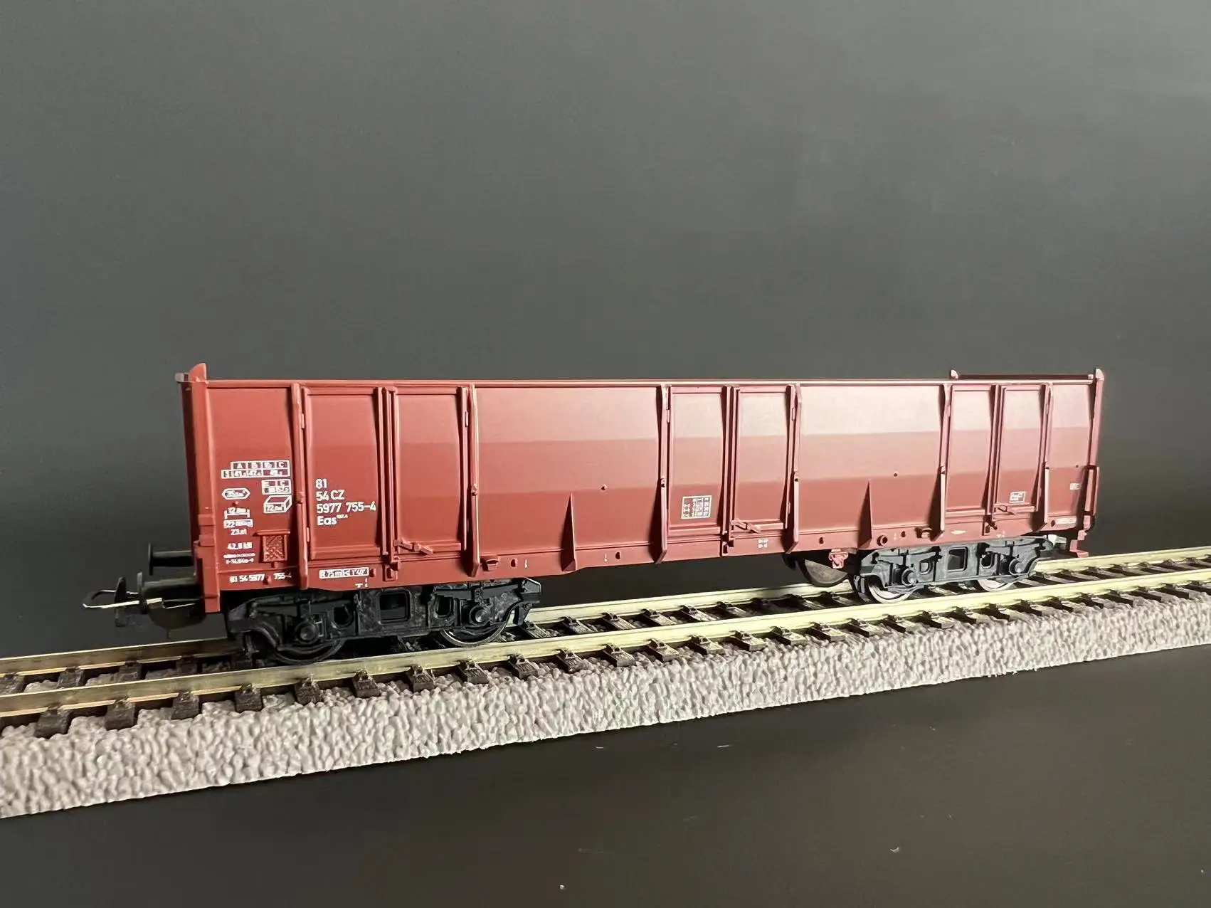 Vibrant Green HO Freight Car from PIKO 7 Vibrant Green HO Freight Car from PIKO - Image 7