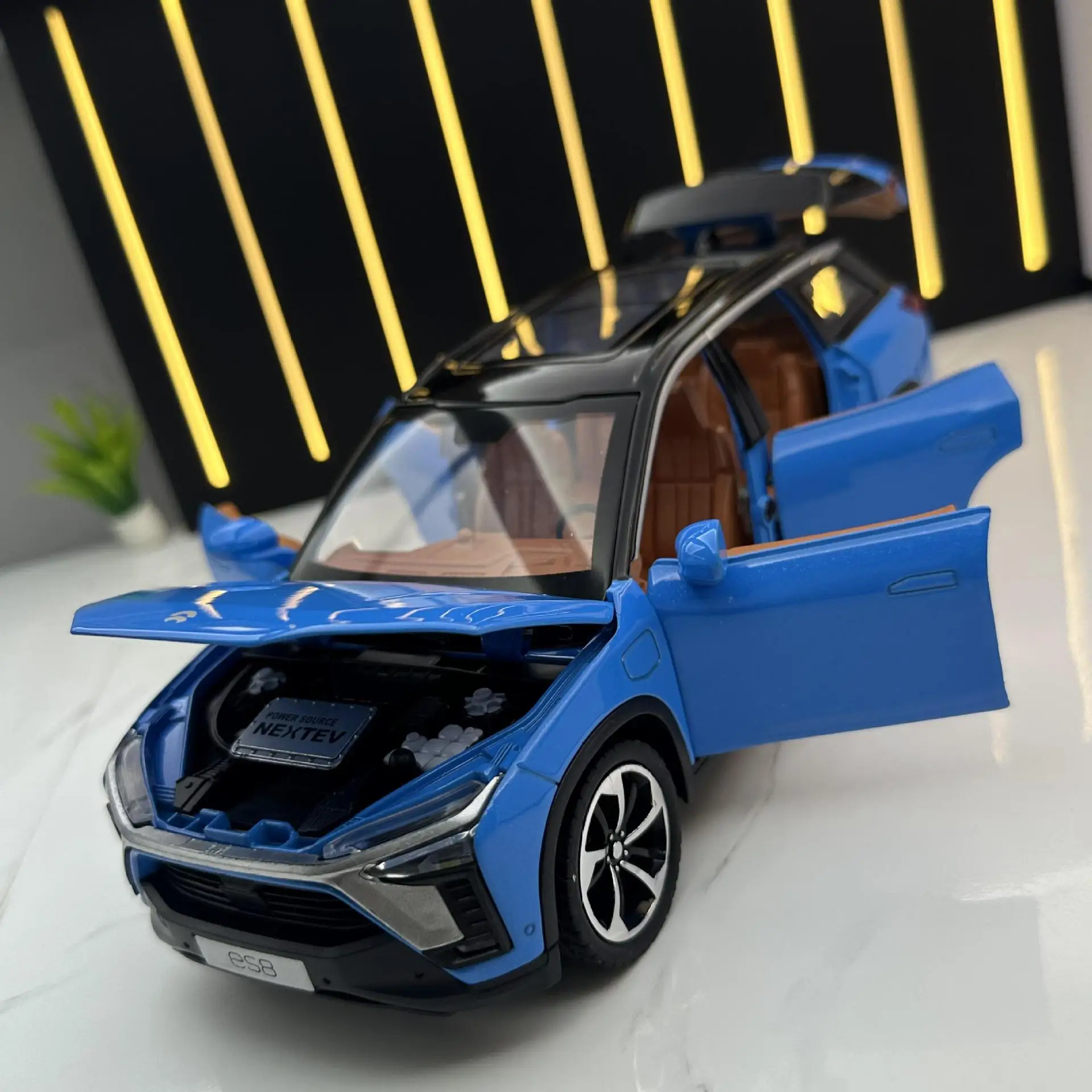 Blue NIO ES8 1:24 Diecast Model 4 Blue NIO ES8 1:24 Diecast Model - Image 4
