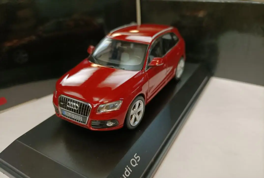 Vibrant Red 1:43 Scale Q5 TFSI Diecast Model 4 Vibrant Red 1:43 Scale Q5 TFSI Diecast Model - Image 4