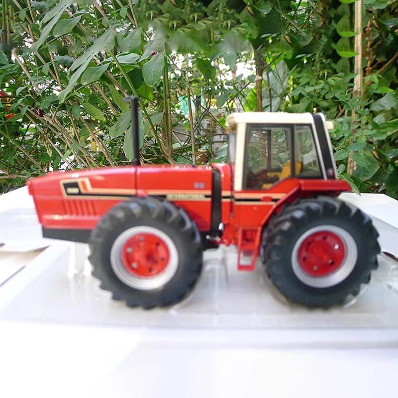 Red 1:32 Scale Tractor Model for Collectors 2 Red 1:32 Scale Tractor Model for Collectors - Image 2