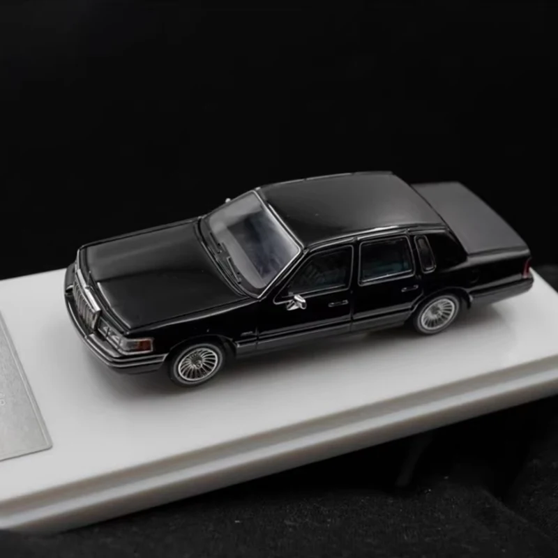 1992 Town Car Diecast Model in White 7 1992 Town Car Diecast Model in White - Image 7