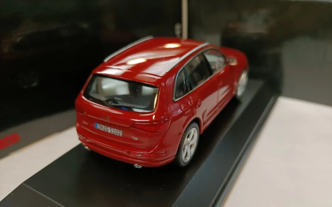 Vibrant Red 1:43 Scale Q5 TFSI Diecast Model 3 Vibrant Red 1:43 Scale Q5 TFSI Diecast Model - Image 3