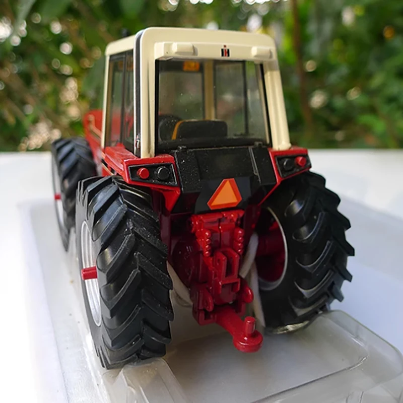Red 1:32 Scale Tractor Model for Collectors 5 Red 1:32 Scale Tractor Model for Collectors - Image 5