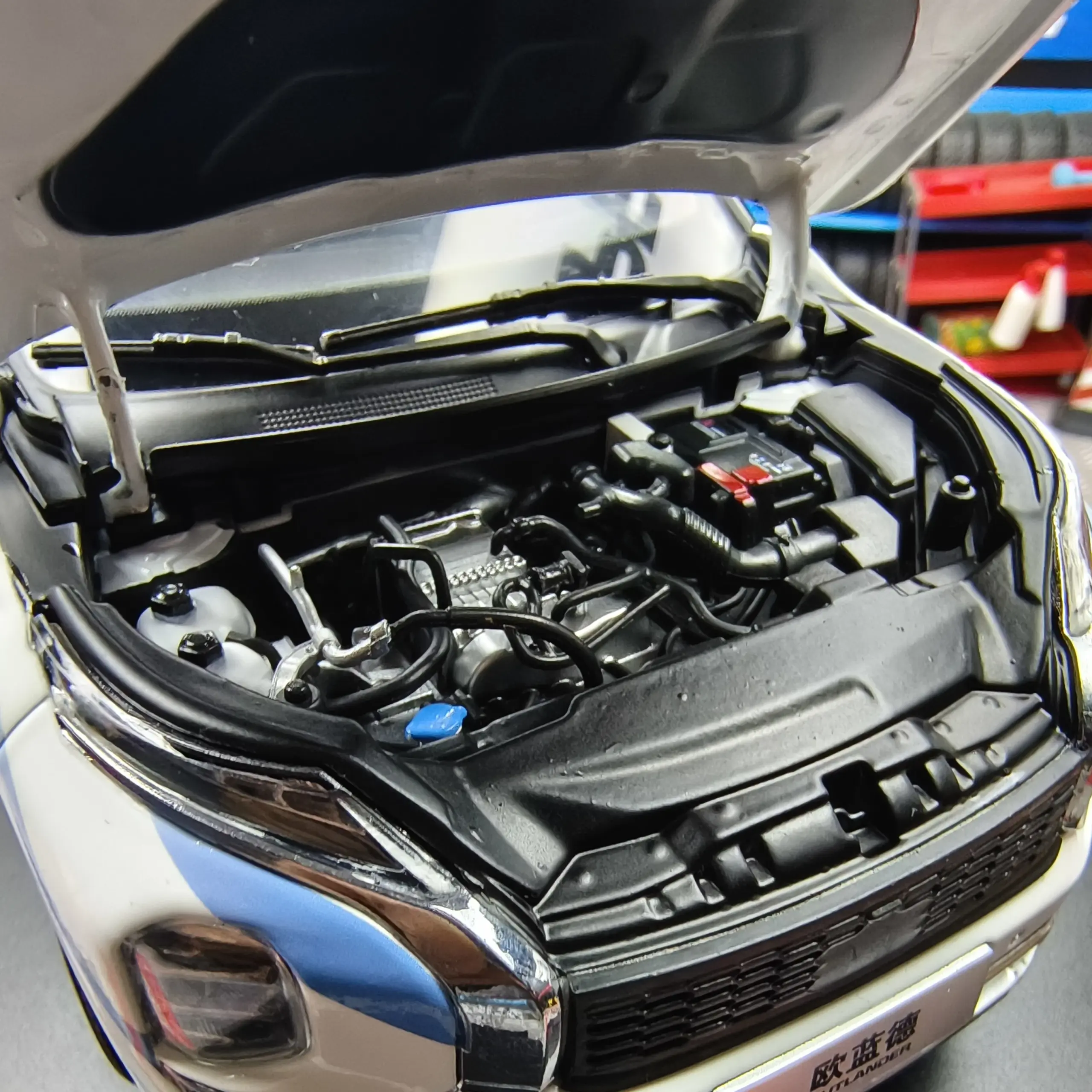 White 1:18 Mitsubishi Outlander Diecast Model 5 White 1:18 Mitsubishi Outlander Diecast Model - Image 5