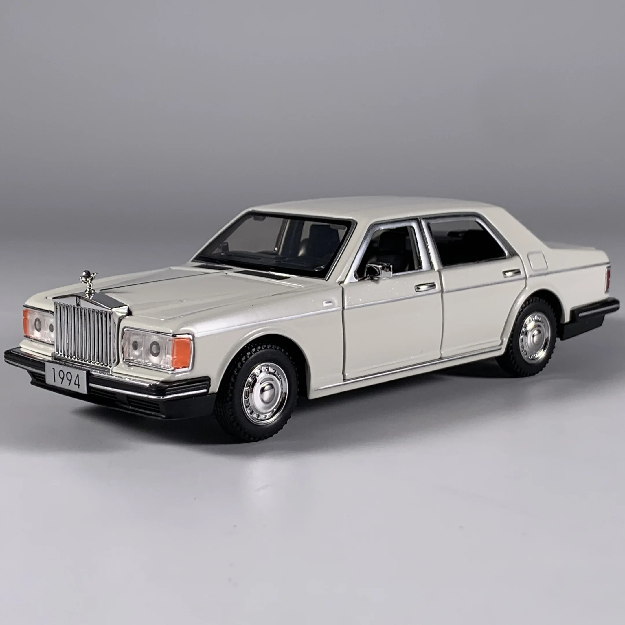 1994 Rolls Royce Silver Spur Diecast Model in Green 8 1994 Rolls Royce Silver Spur Diecast Model in Green - Image 8
