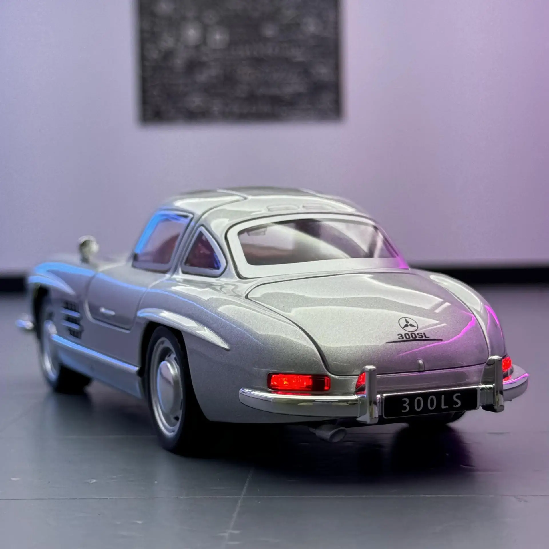 1:32 Scale Mercedes-Benz 300SL Alloy Model 2 1:32 Scale Mercedes-Benz 300SL Alloy Model - Image 2
