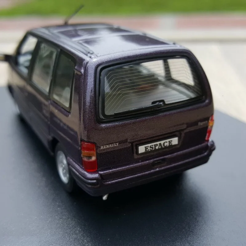 Purple Space-Themed 1:43 Diecast Renault MPV 5 Purple Space-Themed 1:43 Diecast Renault MPV - Image 5