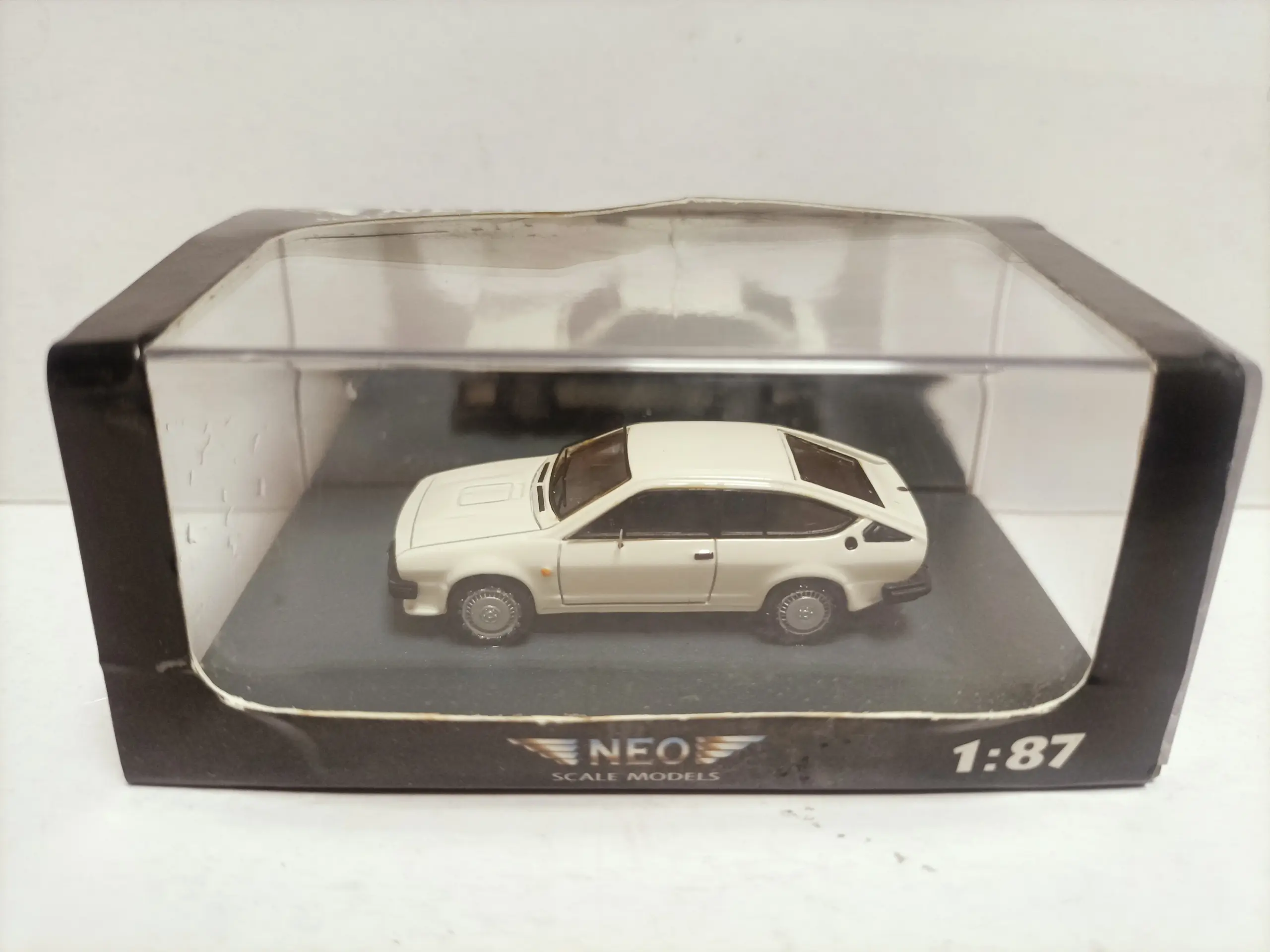 Alfa Romeo GTV-6 1:87 Scale Diecast Model 4 Alfa Romeo GTV-6 1:87 Scale Diecast Model - Image 4