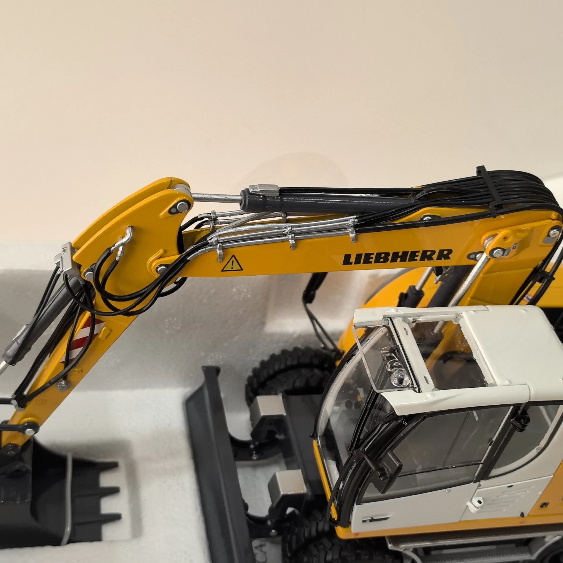 Liebherr A 916 Excavator Model 1:32 Scale 6 Liebherr A 916 Excavator Model 1:32 Scale - Image 6