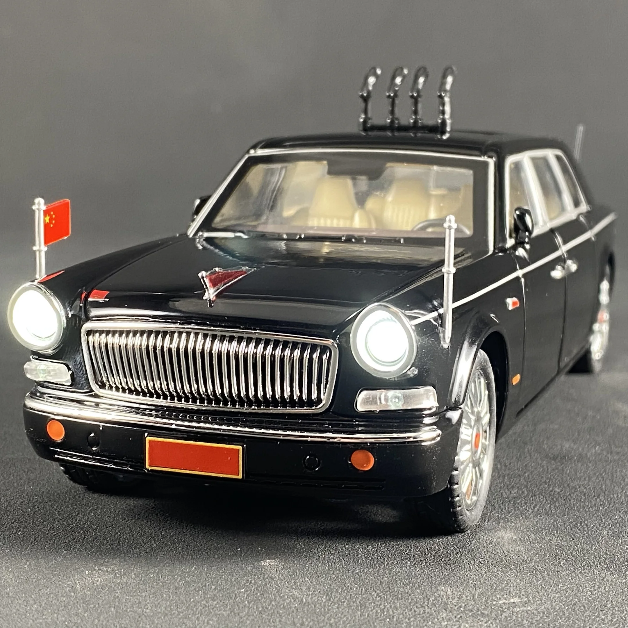 1:24 Scale Luxury Diecast Car Model 2 1:24 Scale Luxury Diecast Car Model - Image 2