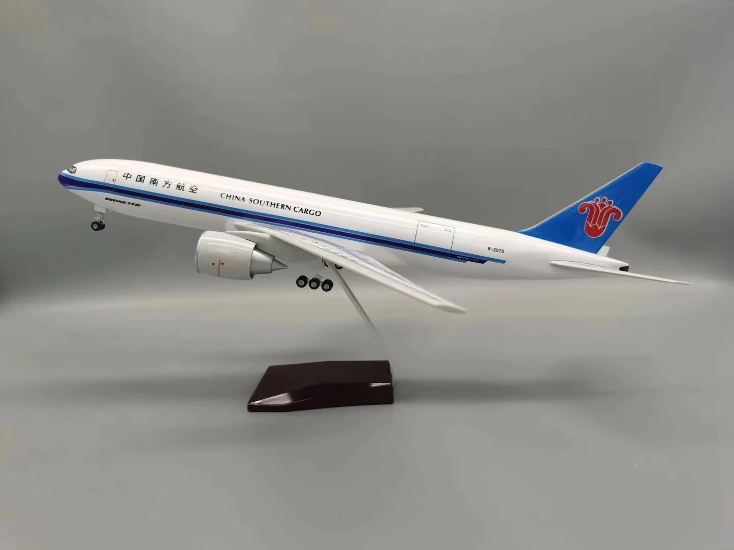 47cm diecast B777 Southern Airlines Cargo model 3 47cm diecast B777 Southern Airlines Cargo model - Image 3