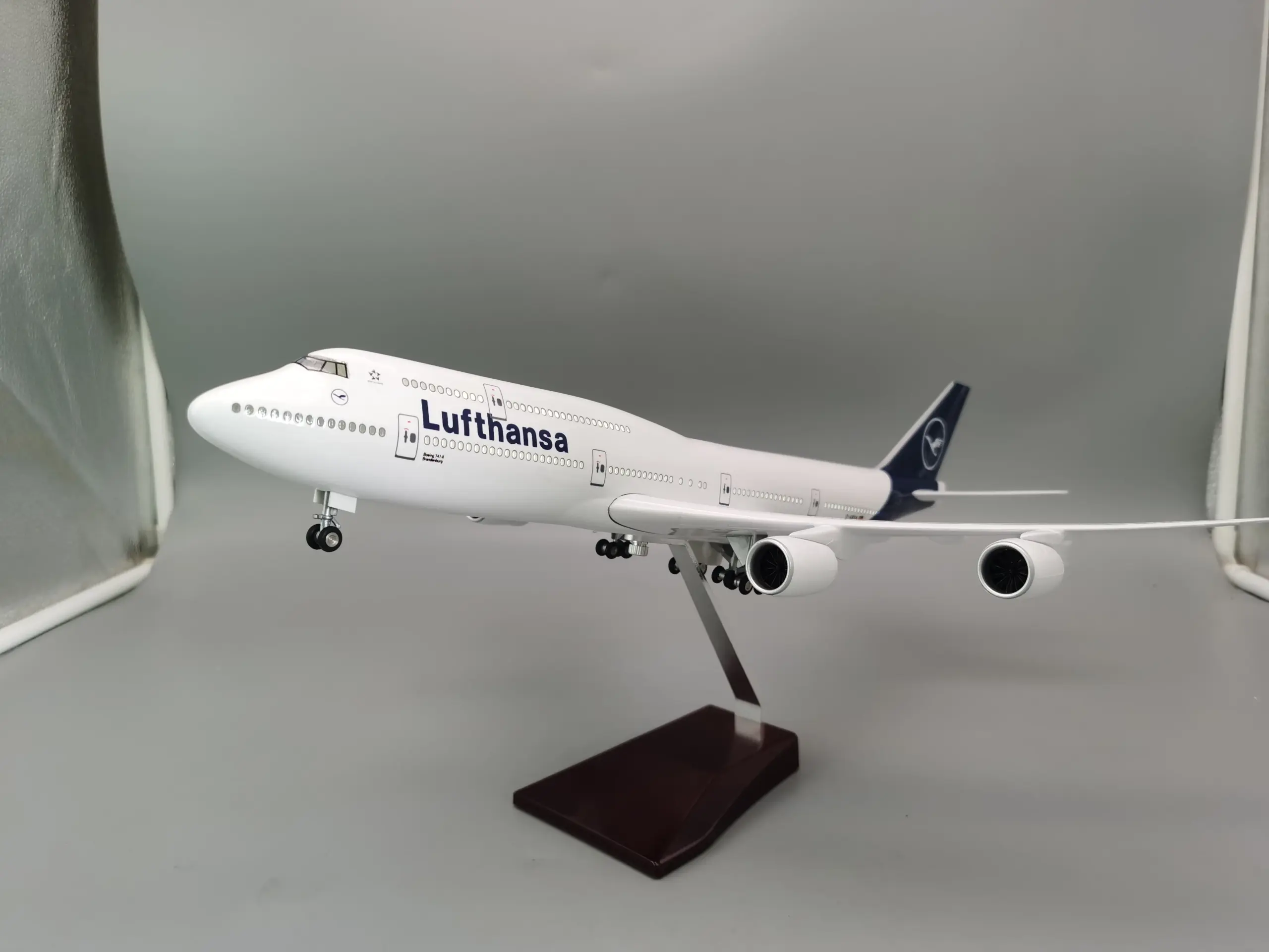 Lufthansa B747 1/150 Scale Aircraft Model 3 Lufthansa B747 1/150 Scale Aircraft Model - Image 3