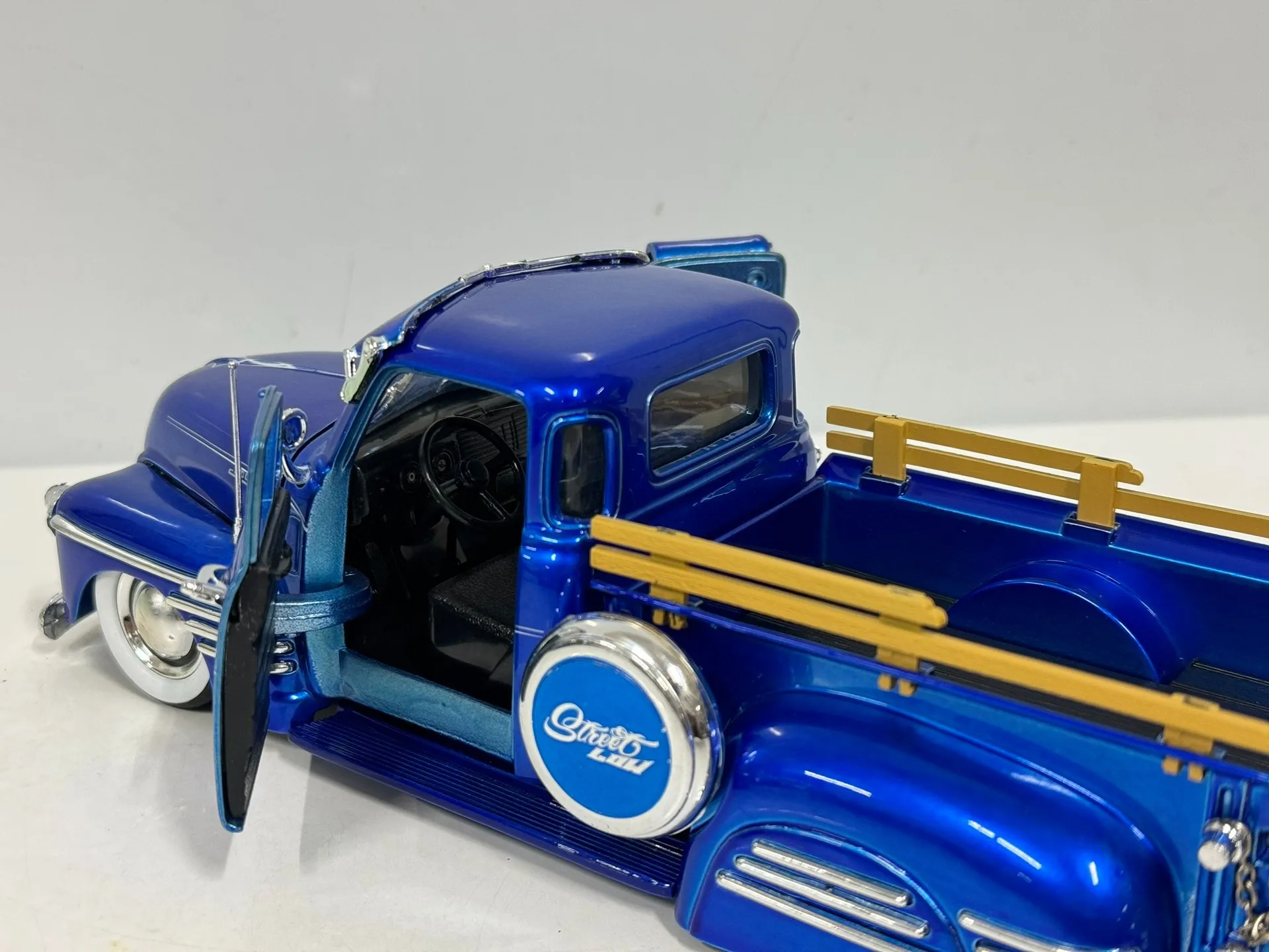 Vintage Blue Diecast Chevrolet Pickup Model 1:24 Scale 6 Vintage Blue Diecast Chevrolet Pickup Model 1:24 Scale - Image 6