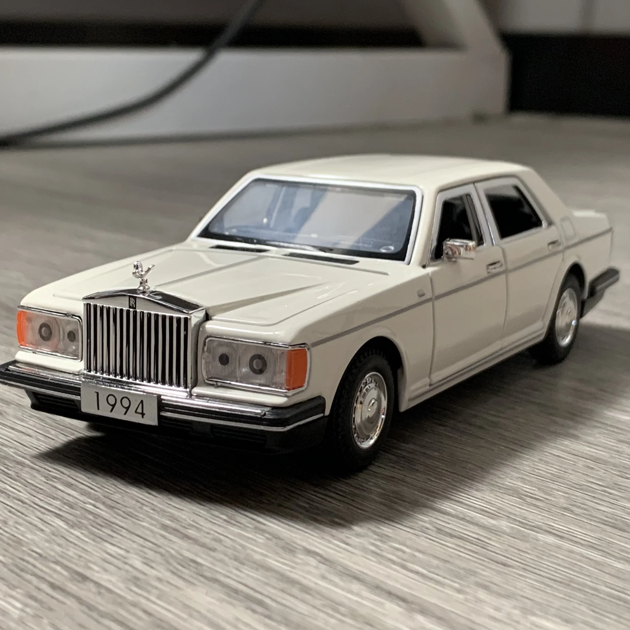 1994 Rolls Royce Silver Spur Diecast Model in Green 5 1994 Rolls Royce Silver Spur Diecast Model in Green - Image 5