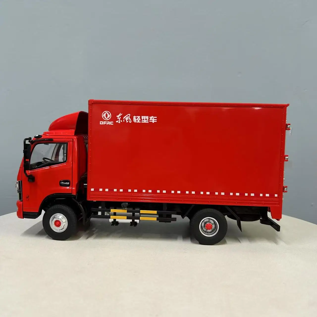 Defective 1:24 Red Dongfeng Dolica Truck Model 3 Defective 1:24 Red Dongfeng Dolica Truck Model - Image 3