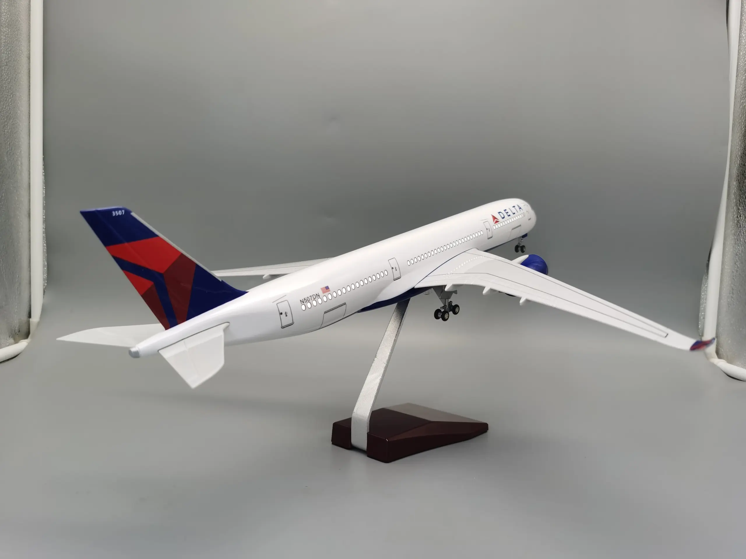 Delta Airbus A350 Model 1/142 Scale with LED Lights 2 Delta Airbus A350 Model 1/142 Scale with LED Lights - Image 2