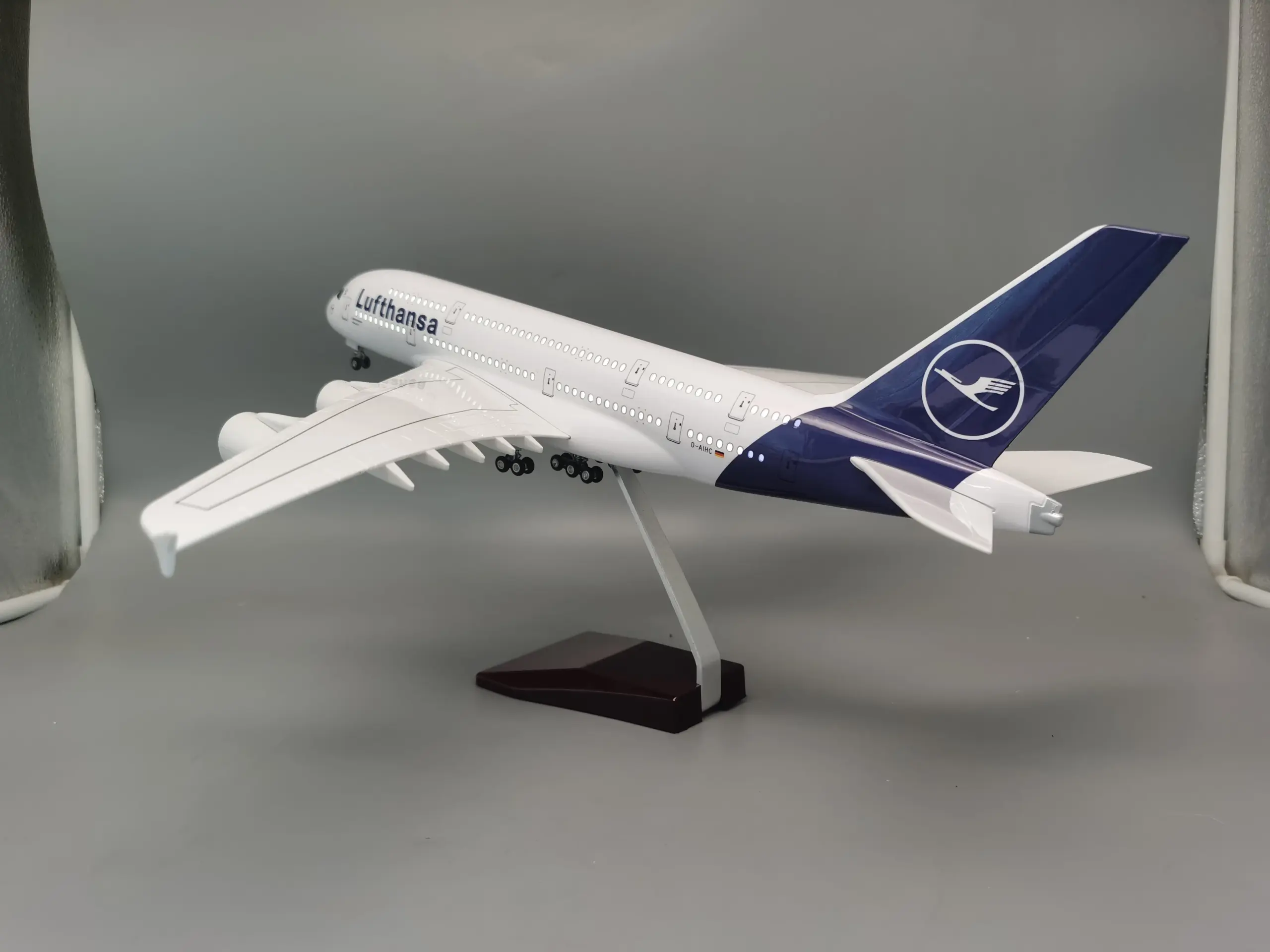Lufthansa Airbus A380 1:160 Diecast Model 5 Lufthansa Airbus A380 1:160 Diecast Model - Image 5