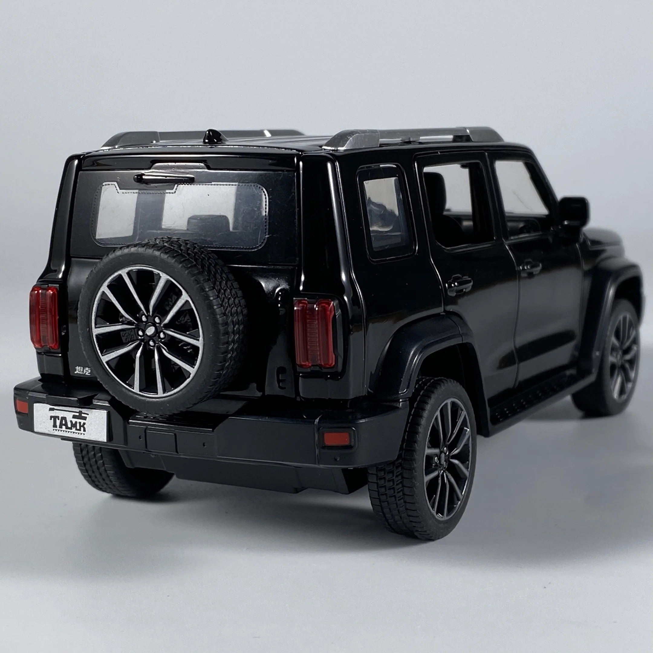 1:32 Scale Off-Road SUV Diecast Model 4 1:32 Scale Off-Road SUV Diecast Model - Image 4