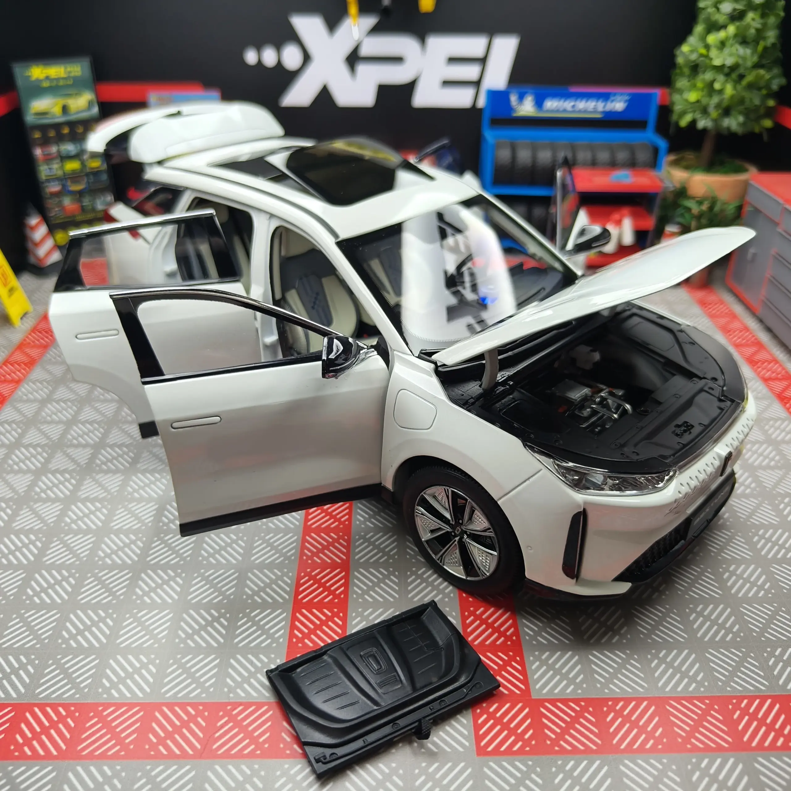 FAW Pentium E01 1:18 Diecast Model 4 FAW Pentium E01 1:18 Diecast Model - Image 4