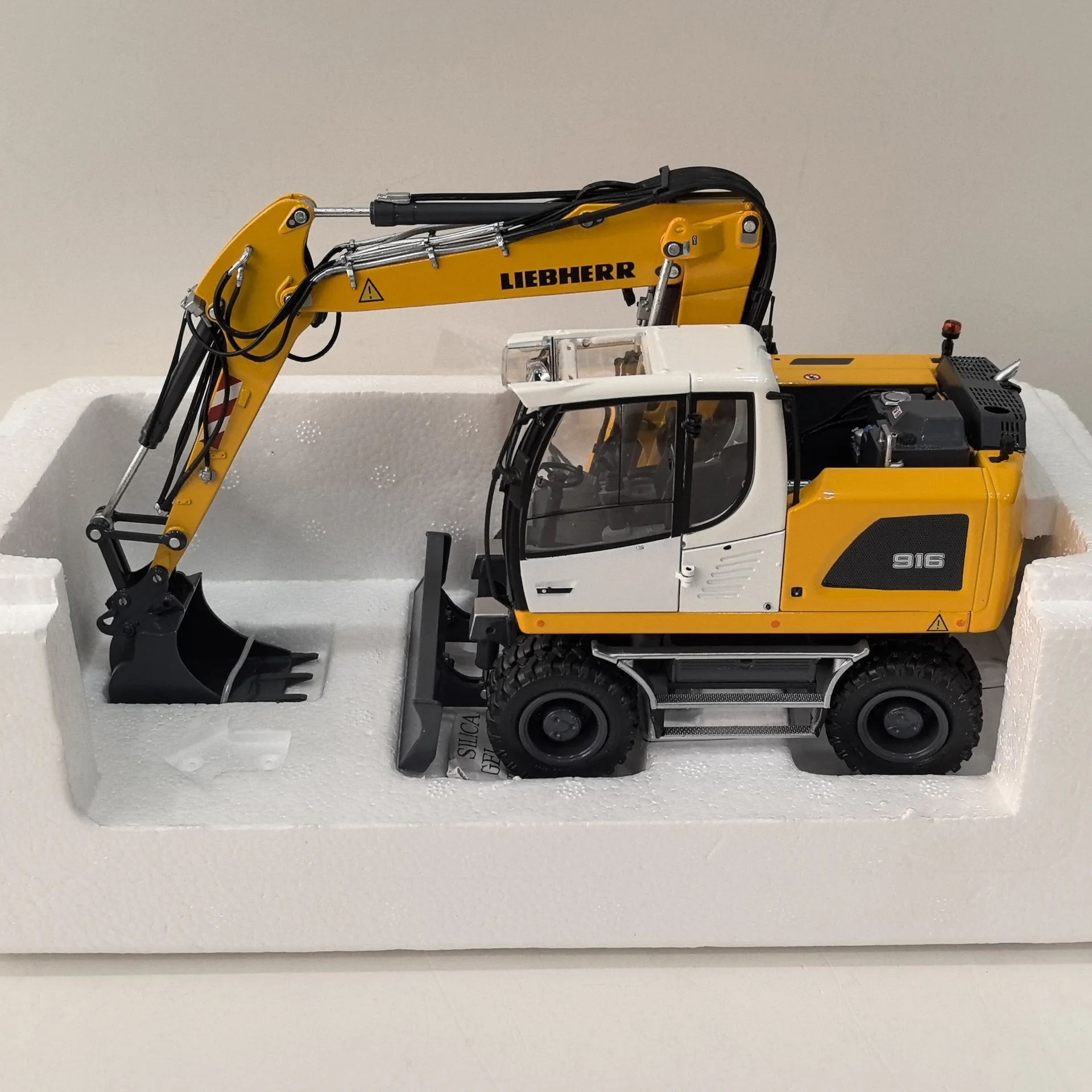Liebherr A 916 Excavator Model 1:32 Scale 2 Liebherr A 916 Excavator Model 1:32 Scale - Image 2