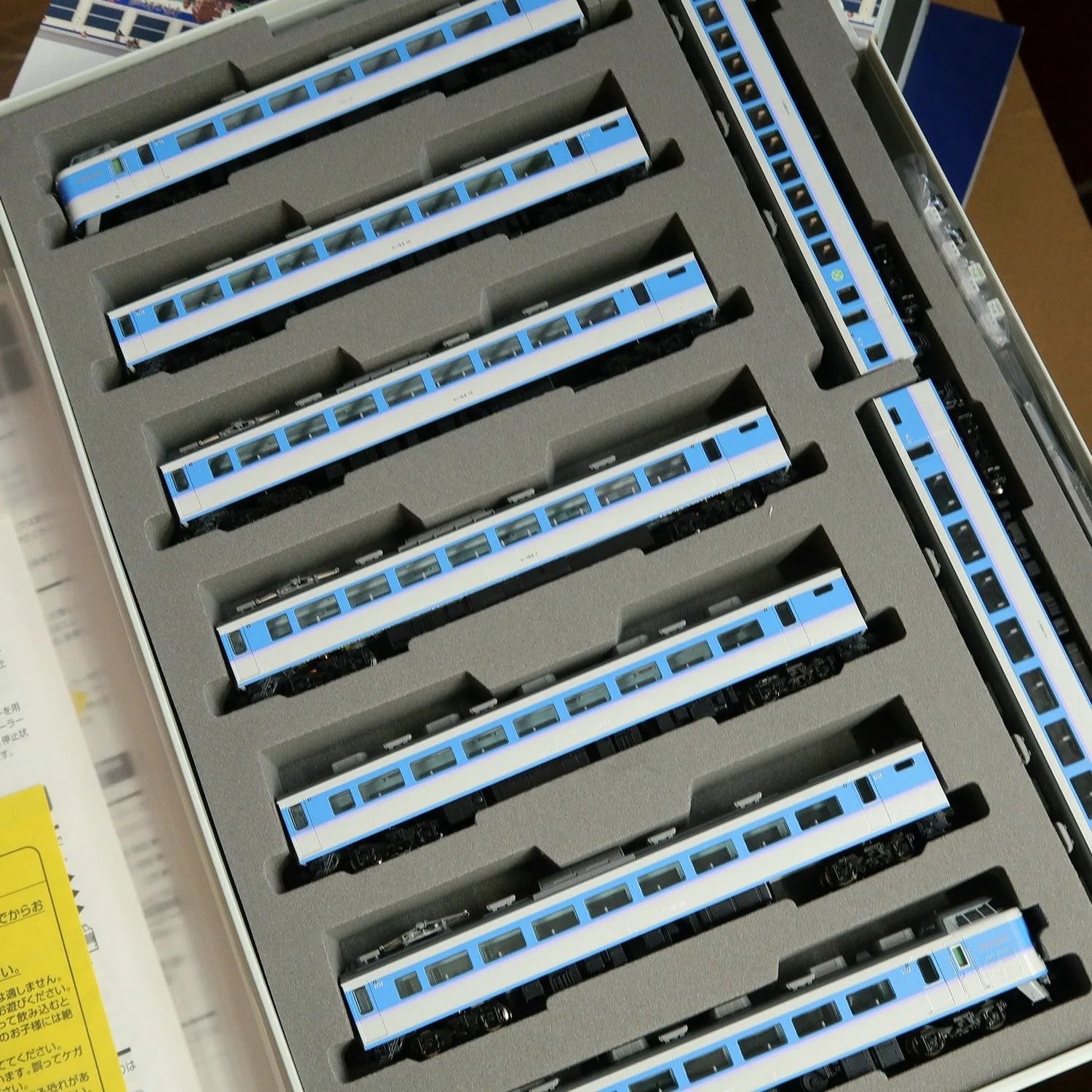 JR189 Series Express M11 1/160 Scale Model Train Set 6 JR189 Series Express M11 1/160 Scale Model Train Set - Image 6