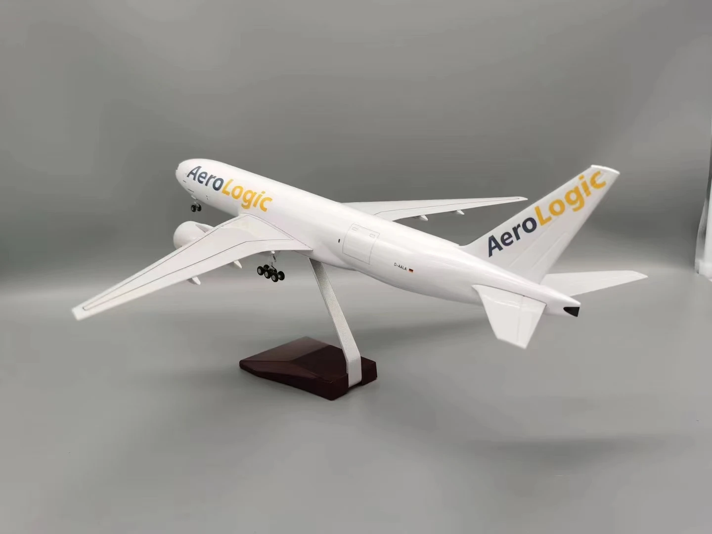 Aerologic Boeing B777-200 Model Illusion 1/142 Scale 2 Aerologic Boeing B777-200 Model Illusion 1/142 Scale - Image 2