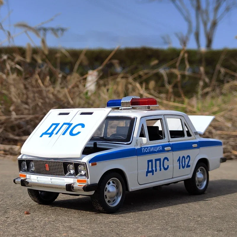 1:24 Scale Police Car Diecast Model 2 1:24 Scale Police Car Diecast Model - Image 2