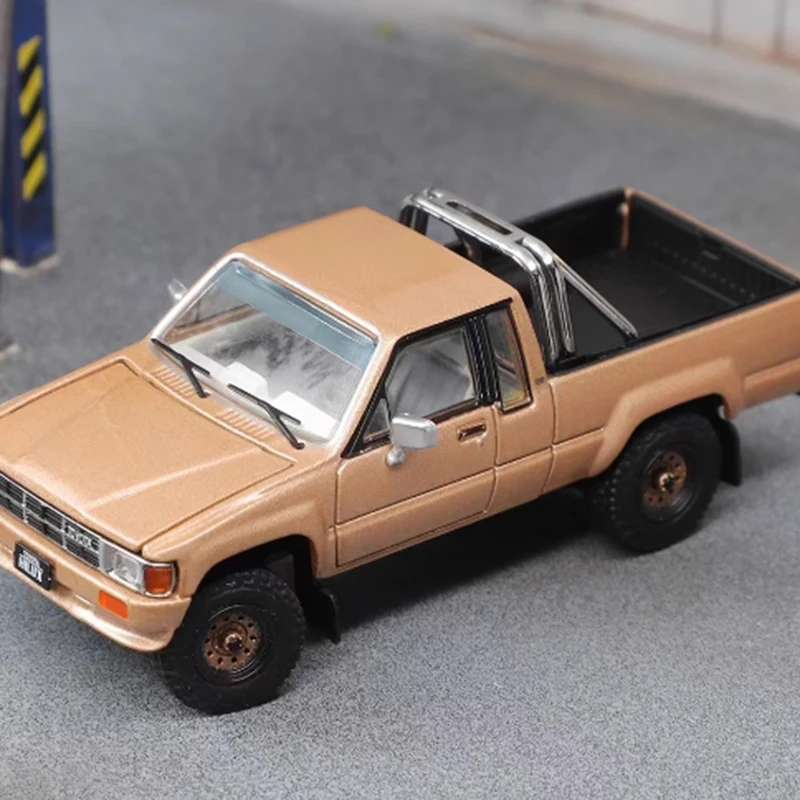 1/64 Scale Toyota Hilux SR5 Diecast Model 5 1/64 Scale Toyota Hilux SR5 Diecast Model - Image 5