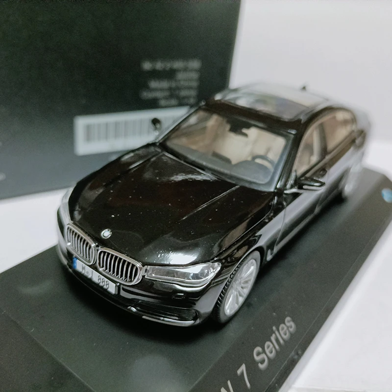 Luxury 1/43 Scale BMW 750Li Alloy Model Car 3 Luxury 1/43 Scale BMW 750Li Alloy Model Car - Image 3