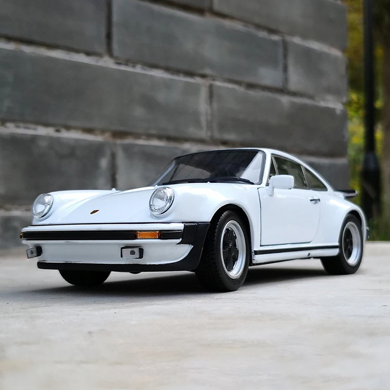 White 1:24 Diecast Porsche 911 Turbo Model 8 White 1:24 Diecast Porsche 911 Turbo Model - Image 8