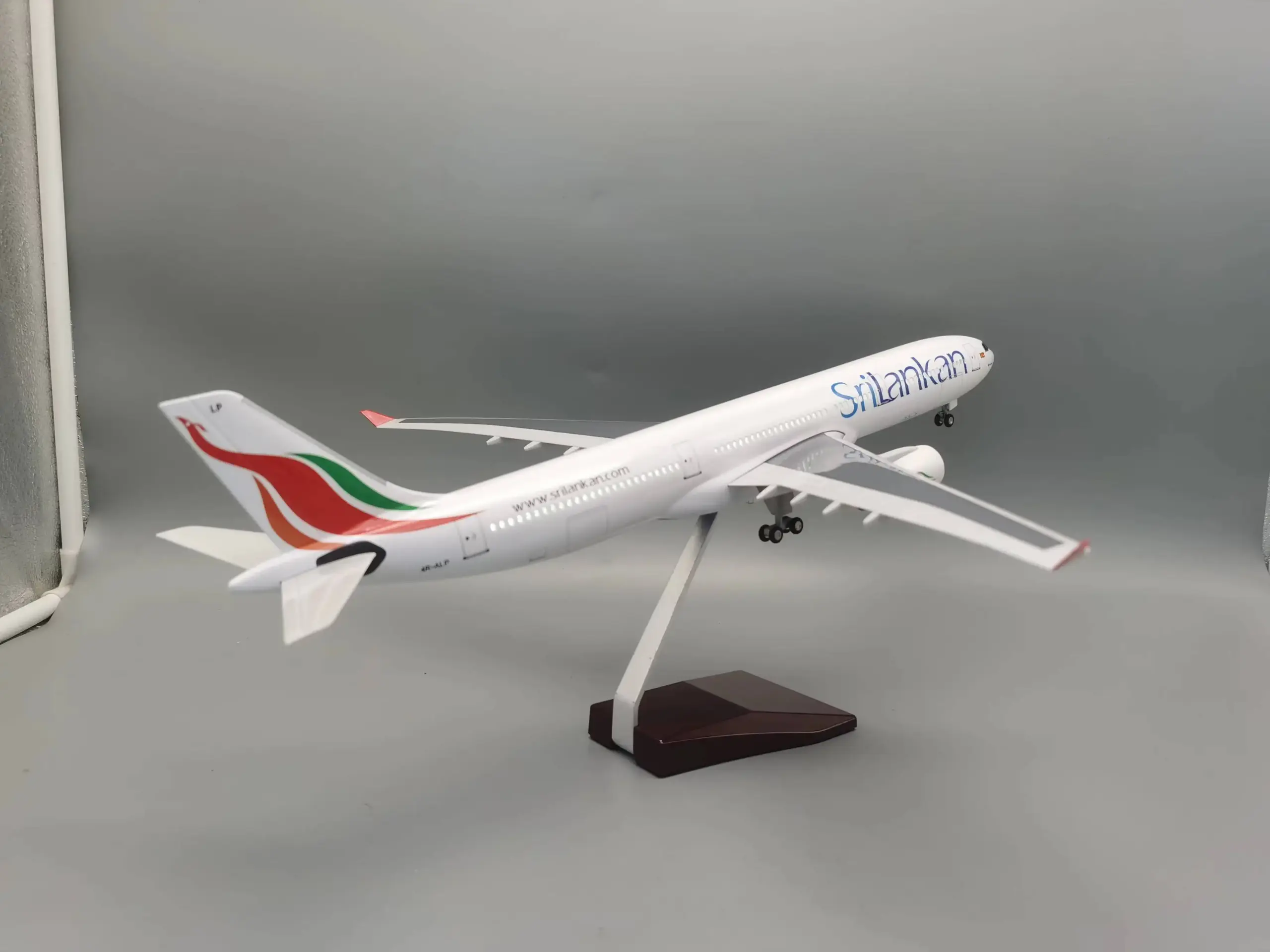 Airbus A330 Sri Lankan Airlines Model 1:135 Scale 5 Airbus A330 Sri Lankan Airlines Model 1:135 Scale - Image 5