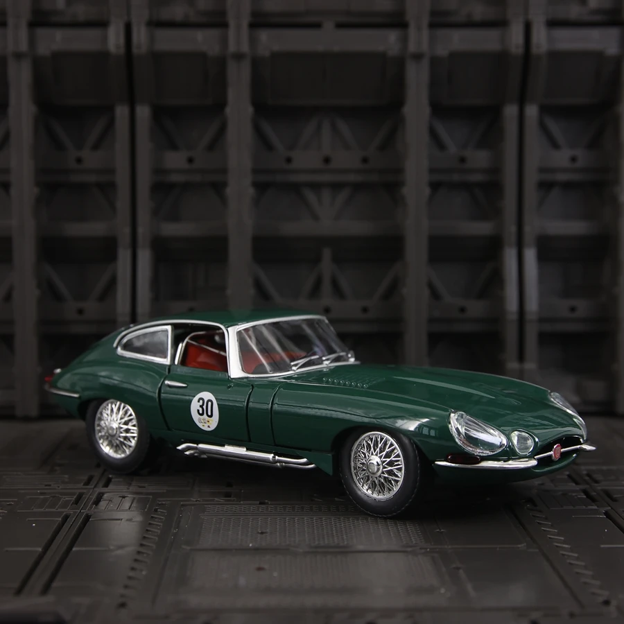 1:24 Jaguar E-Type Diecast Model 6 1:24 Jaguar E-Type Diecast Model - Image 6