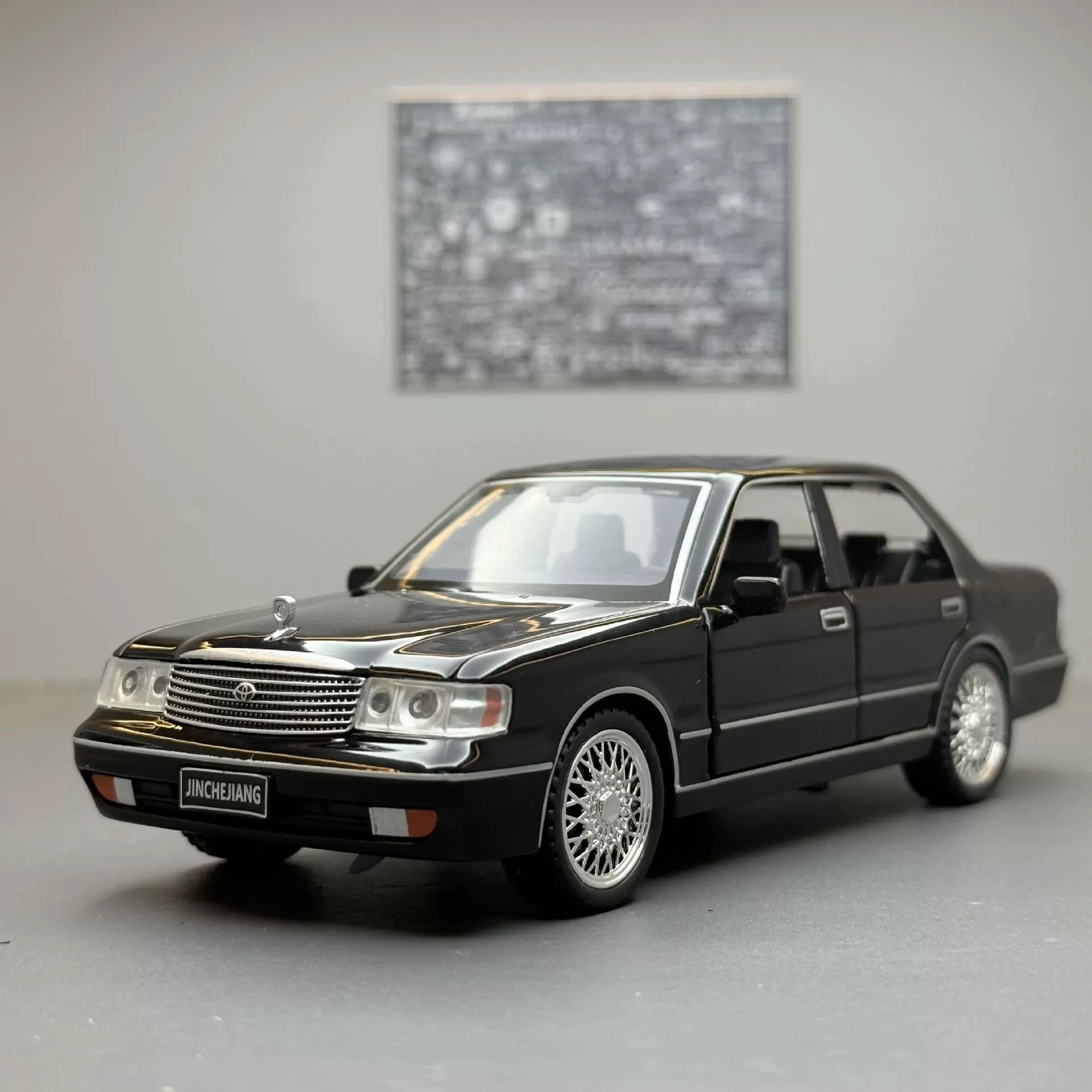 1/32 Die-Cast Toyota Crown Model Replica 2 1/32 Die-Cast Toyota Crown Model Replica - Image 2