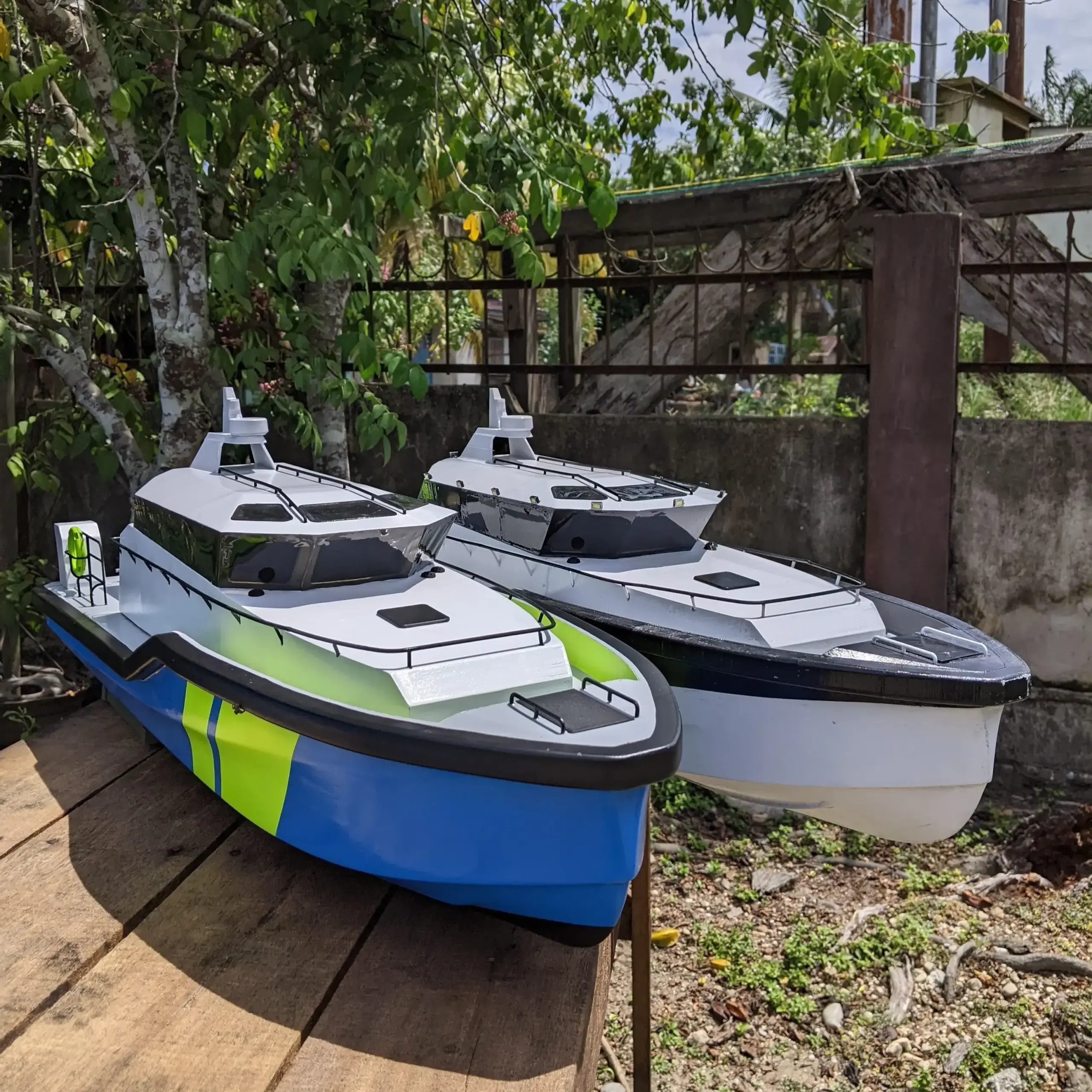 85 cm RC Coastal Patrol Speedboat Kit 3 85 cm RC Coastal Patrol Speedboat Kit - Image 3