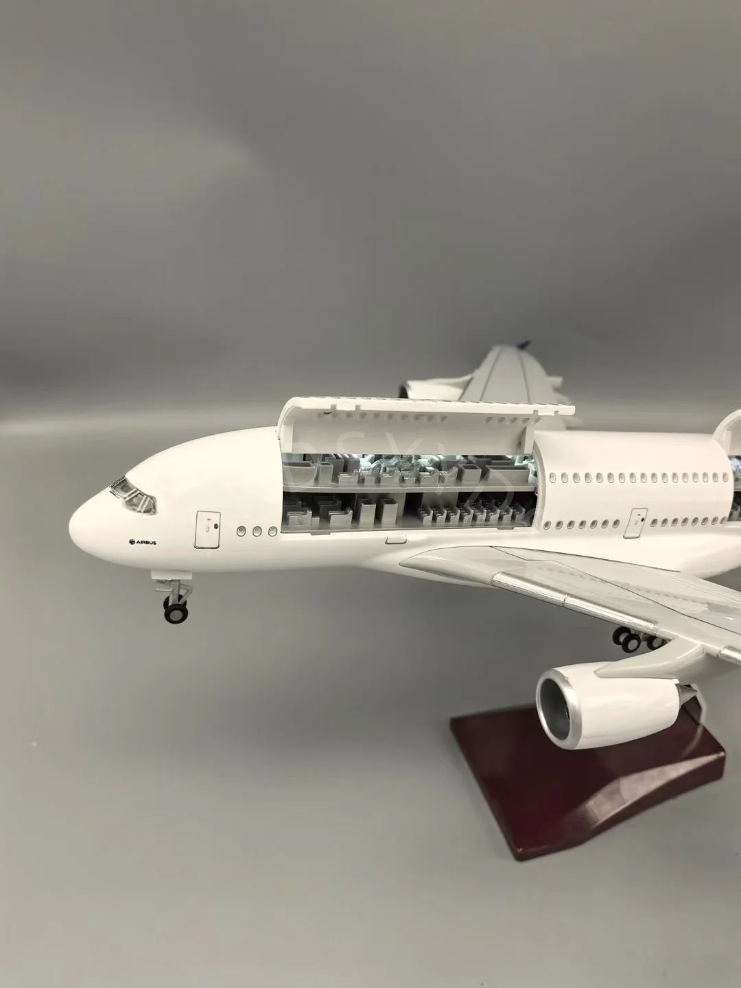 White Airbus A380 Model 1:160 Scale for Collectors 5 White Airbus A380 Model 1:160 Scale for Collectors - Image 5